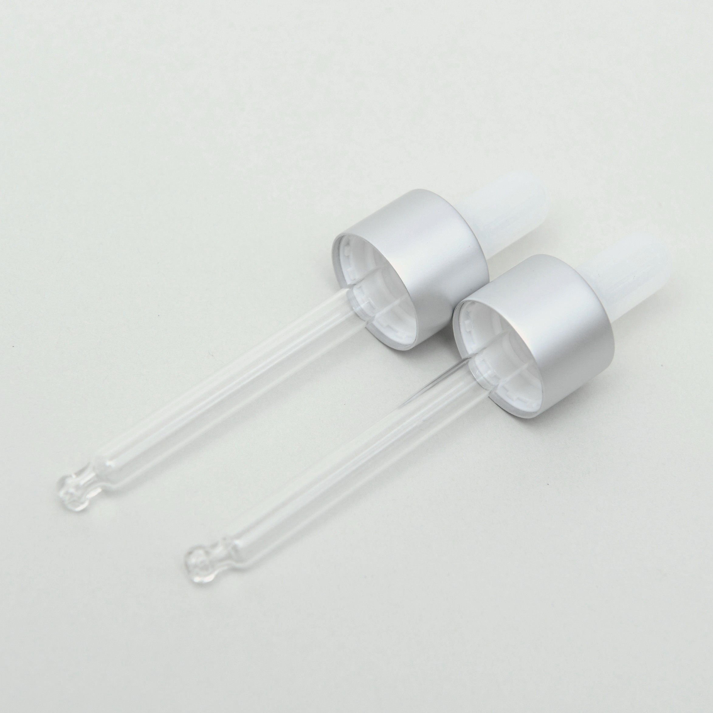 P2004 dropper pipette with ivory white teat and silver closure (DIN18 neck)